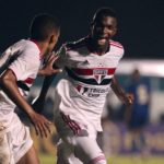 Caio e Vitinho comemoram gol da virada do São Paulo nas quartas de final da Copinha. (Foto: Twitter do São Paulo)