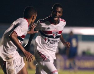 Caio e Vitinho comemoram gol da virada do São Paulo nas quartas de final da Copinha. (Foto: Twitter do São Paulo)