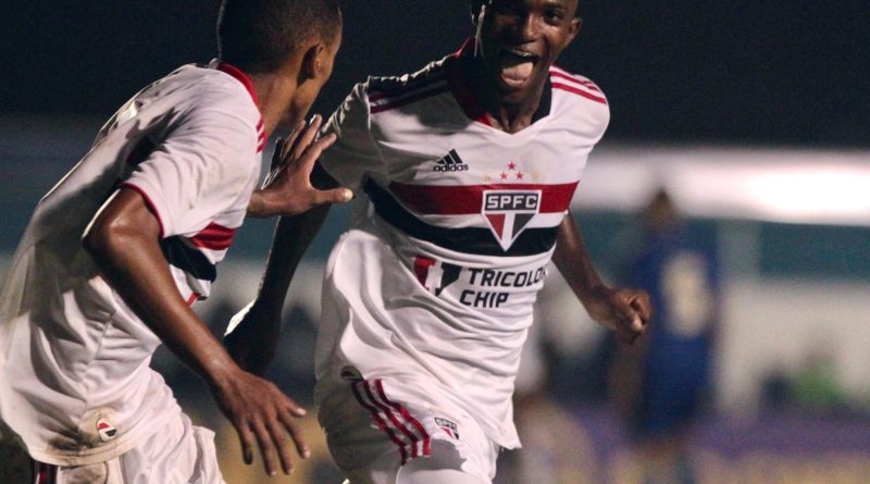 Caio e Vitinho comemoram gol da virada do São Paulo nas quartas de final da Copinha. (Foto: Twitter do São Paulo)