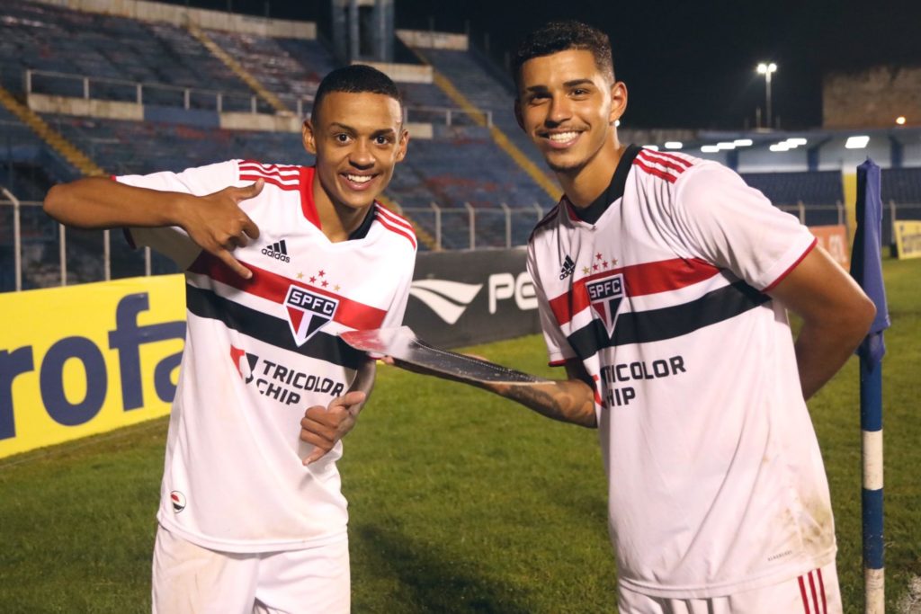 Caio, autor do dois gols do São Paulo na Copinha, e ao seu lado Talles Wander, que deu as duas assistências na partida. (Foto: Twitter do São Paulo)