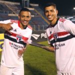 Caio, autor do dois gols do São Paulo na Copinha, e ao seu lado Talles Wander, que deu as duas assistências na partida. (Foto: Twitter do São Paulo)