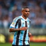 Douglas Costa pediu "pausa nas negociações" com São Paulo para refletir na reta final do ano. (Foto: Twitter do Grêmio)