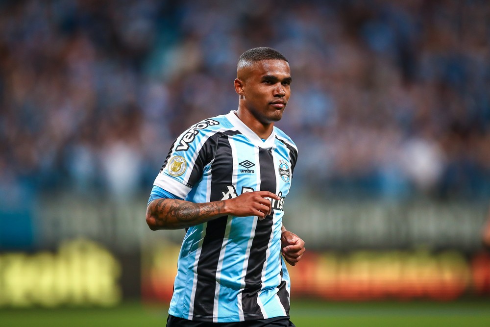 Douglas Costa pediu "pausa nas negociações" com São Paulo para refletir na reta final do ano. (Foto: Twitter do Grêmio)