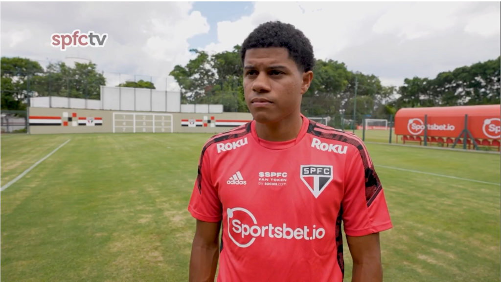 Gabriel Sara valoriza elenco do São paulo e diz que clube vai brigar por coisas grandes em 2022. (Foto: Twitter do São Paulo)