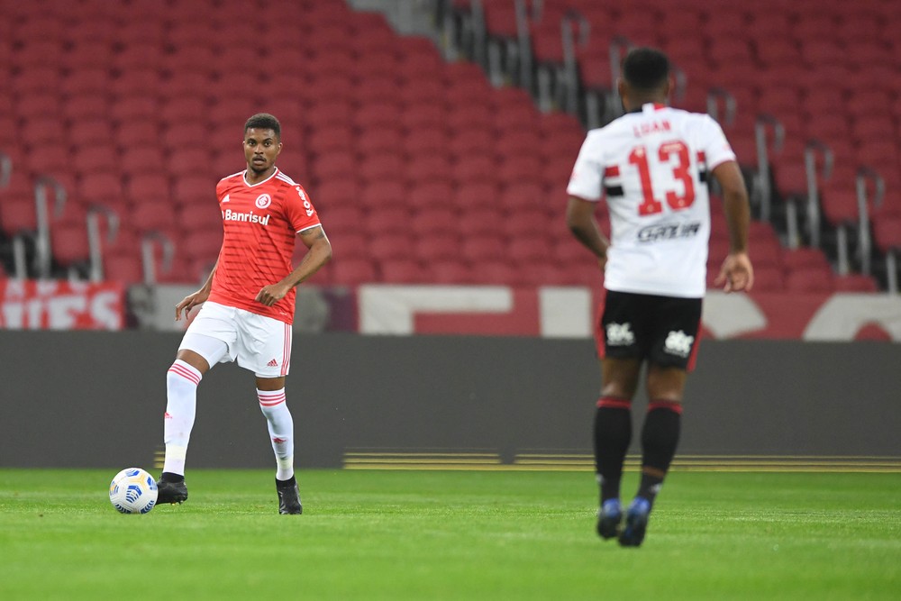 Lucas Ribeiro passou pelo Internacional em 2021 e é observado pelo São Paulo. (Foto: Twitter do Internacional)