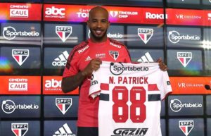 Patrick chega para mostrar toda a sua galhardia no São Paulo. (Foto: Twitter do São Paulo)