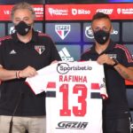 Rafinha é apresentado pelo São Paulo com camisa 13. (Foto: Twitter do São Paulo)