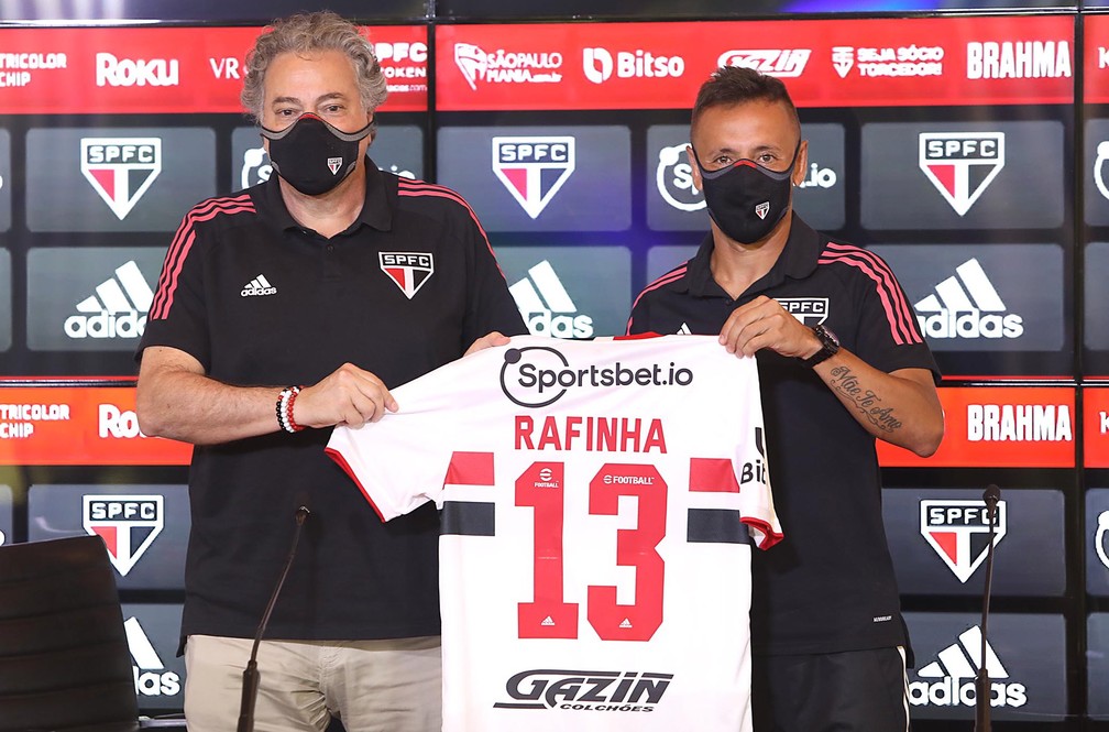 Rafinha é apresentado pelo São Paulo com camisa 13. (Foto: Twitter do São Paulo)