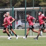 Jogadores do São Paulo treinam no gramado do CT da Barra Funda. (Foto: Twitter do São Paulo)