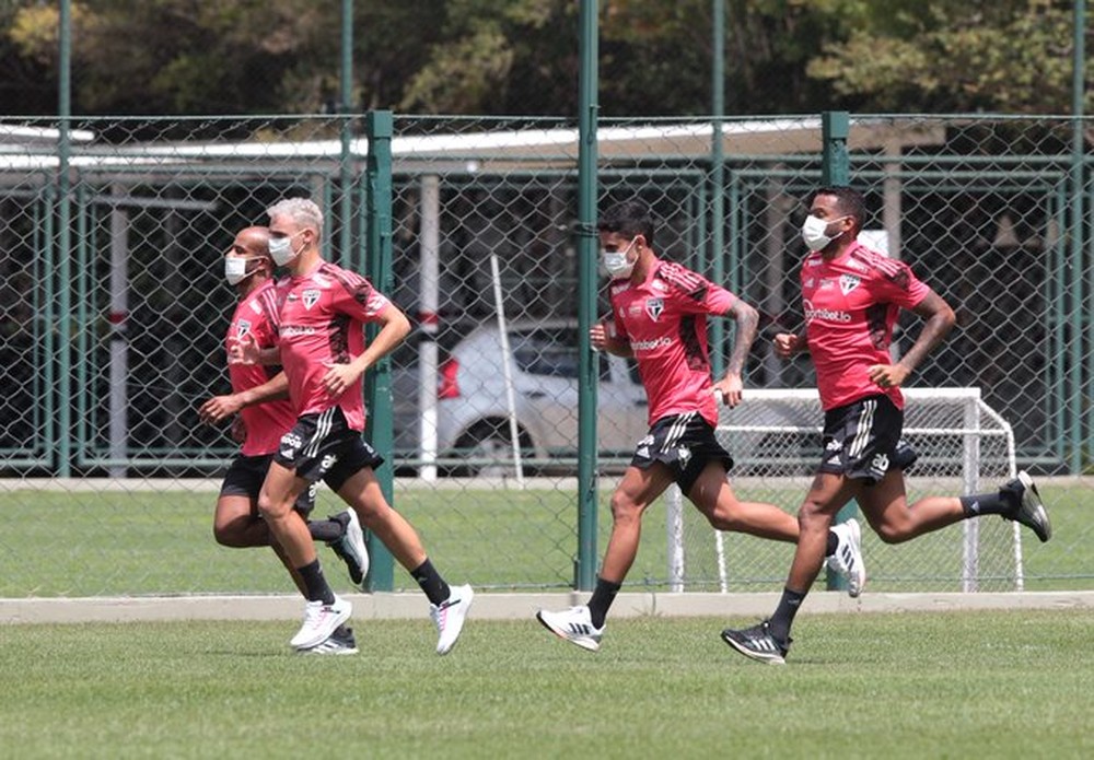 Jogadores do São Paulo treinam no gramado do CT da Barra Funda. (Foto: Twitter do São Paulo)