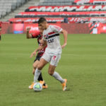 Após rescindir contrato com São Paulo, Vitor Bueno deverá ser contratado pelo Athletico Paranaense. (Foto: AGIF)