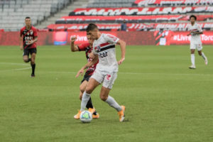 Após rescindir contrato com São Paulo, Vitor Bueno deverá ser contratado pelo Athletico Paranaense. (Foto: AGIF)