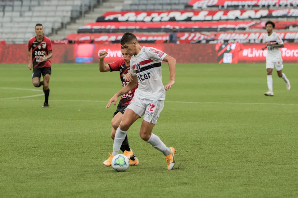 Após rescindir contrato com São Paulo, Vitor Bueno deverá ser contratado pelo Athletico Paranaense. (Foto: AGIF)