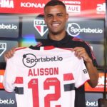 Alisson chega para assumir camisa 12 do São Paulo. (Foto: Twitter do São Paulo)