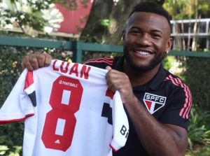 Veja como Muricy Ramalho convenceu a Luan a utilizar camisa histórica no São Paulo. (Foto: Twitter do São Paulo)