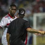 Torcedor do São Paulo invade gramado e é contido por Caio. (Foto: Diogo Reis/Estadão)