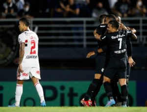 Artur celebra com companheiros vitória do Red Bull Bragantino contra São Paulo pelo Paulistão. (Foto: Twitter do São Paulo)