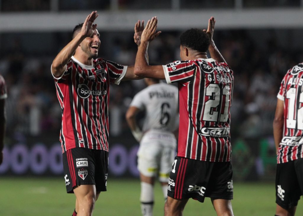 Calleri e Gabriel Sara comemoram segundo gol do São Paulo contra o Santos. (Foto: Twitter do São Paulo)