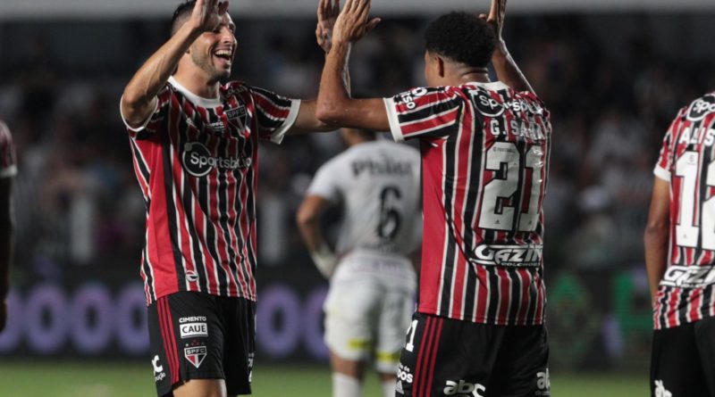 Calleri e Gabriel Sara comemoram segundo gol do São Paulo contra o Santos. (Foto: Twitter do São Paulo)