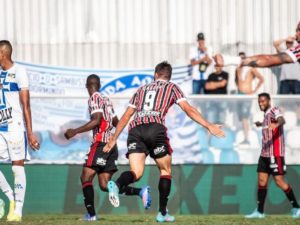 Calleri marca de bicicleta e dá mais uma vitória ao São Paulo em 2022. (Foto: Twitter do São Paulo)