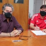 Presidente e diretor da base do São Paulo na sede da base em Cotia. (Foto: Twitter do São Paulo)