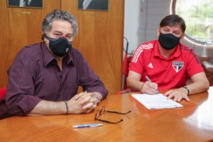 Presidente e diretor da base do São Paulo na sede da base em Cotia. (Foto: Twitter do São Paulo)