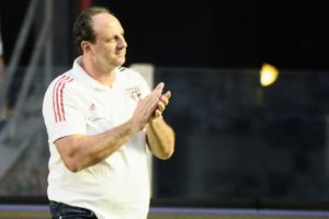 Rogério Ceni elogia atuação do São Paulo, a melhor do time no ano, no clássico contra o Santos. (Foto: Marcos Ribolli/ge)