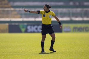 A árbitra Edina Alves apitou clássico entre Santos x São Paulo pelo Paulistão. (Foto: Reprodução/FPF)