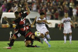 Gabriel Sara finaliza da entrada da área em empate do São Paulo pela Copa do Brasil. (Foto: Marlon Costa/Futura Press)