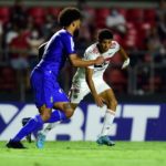 Gabriel Sara disputa bola com jogador do Santo André em partida vencida pelo São Paulo nos acréscimos. (Foto: Twitter do São Paulo)