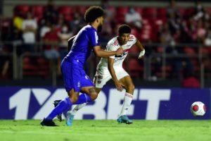 Gabriel Sara disputa bola com jogador do Santo André em partida vencida pelo São Paulo nos acréscimos. (Foto: Twitter do São Paulo)