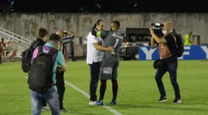 Mauro Iguatu abraça a Rogério Ceni em empate entre São Paulo x Campinense pela Copa do Brasil. (Foto: Jefferson Cariri)