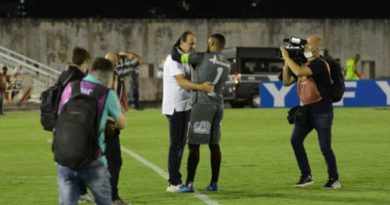Mauro Iguatu abraça a Rogério Ceni em empate entre São Paulo x Campinense pela Copa do Brasil. (Foto: Jefferson Cariri)
