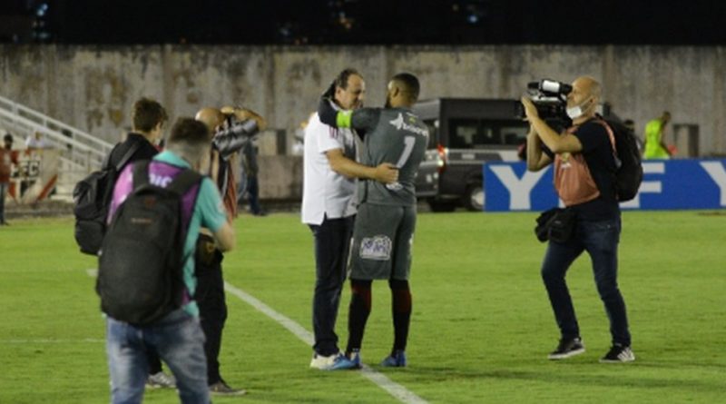 Mauro Iguatu abraça a Rogério Ceni em empate entre São Paulo x Campinense pela Copa do Brasil. (Foto: Jefferson Cariri)