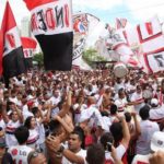 Organizada do São Paulo abraça time contra Flamengo. (Foto: Twitter da Independente)