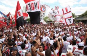 Organizada do São Paulo abraça time contra Flamengo. (Foto: Twitter da Independente)