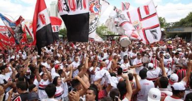 Organizada do São Paulo abraça time contra Flamengo. (Foto: Twitter da Independente)