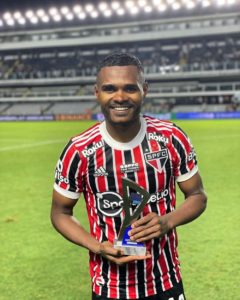 Nikão foi o melhor jogador em campo pelo São Paulo contra o Santos. (Foto: Twitter do São Paulo)
