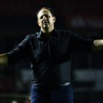 Rogério Ceni fala em exagero nos cruzamentos em jogo do São Paulo. (Foto: Marcos Ribolli/ge)