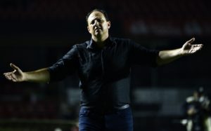 Rogério Ceni fala em exagero nos cruzamentos em jogo do São Paulo. (Foto: Marcos Ribolli/ge)