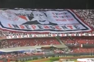 Técnico do São Paulo, Rogério Ceni recebe apoio da Independente antes de jogo contra o Santo André. (Foto: Twitter da Independente)