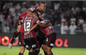 São Paulo passeia na Vila Belmiro e quebra tabu contra o Santos. (Foto: Twitter do São Paulo)
