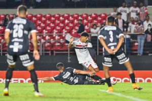 São Paulo empaca e trava na retranca da Internacional de Limeira. (Foto: Mauricio Rummens)