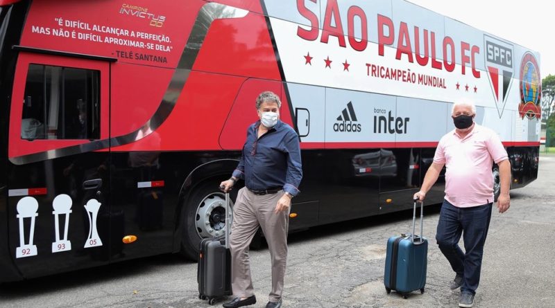 Ao lado do presidente do São Paulo, Julio Casares, o diretor Carlos Belmonte fala sobre a possibilidade de SAF no clube. (Foto: Twitter do São Paulo)