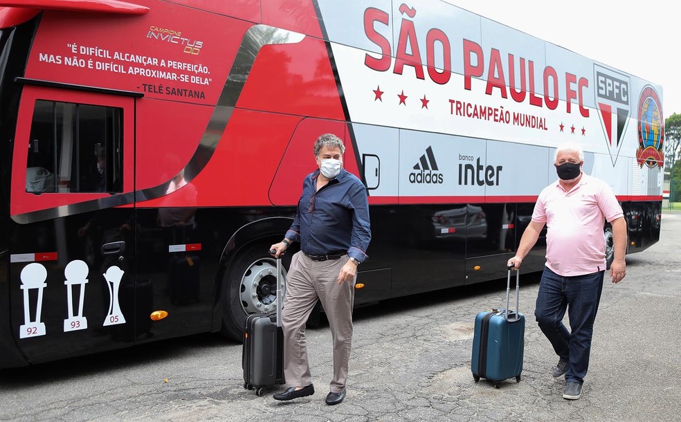 Ao lado do presidente do São Paulo, Julio Casares, o diretor Carlos Belmonte fala sobre a possibilidade de SAF no clube. (Foto: Twitter do São Paulo)