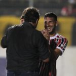 Calleri cumprimenta Rogério Ceni na vitória do São Paulo. (Foto: Twitter do São Paulo)