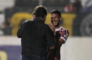 Calleri cumprimenta Rogério Ceni na vitória do São Paulo. (Foto: Twitter do São Paulo)