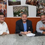 Presidente do São Paulo, Julio Casares, ao lado dos profissionais da Alvarez & Marsal. (Foto: Twitter do São Paulo)