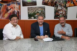 Presidente do São Paulo, Julio Casares, ao lado dos profissionais da Alvarez & Marsal. (Foto: Twitter do São Paulo)