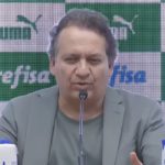 Vice-presidente do Palmeiras faz pressão, após pênalti marcado para o São Paulo. (Foto: Twitter do Palmeiras)